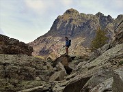 74 Al colletto tra roccioni con da sfondo le pareti rocciose del Monte Corte